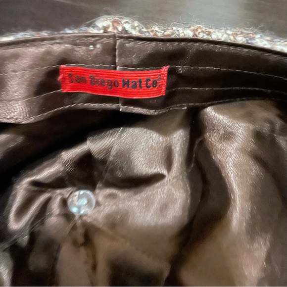 Women’s Wool Hat - Picture 4 of 6